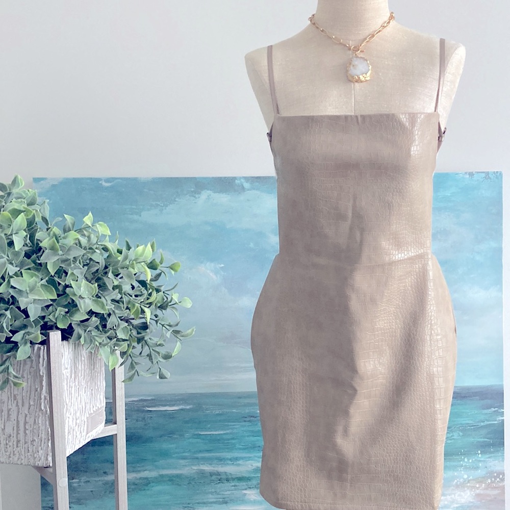 TIC TOC nwt faux leather taupe backless mini
